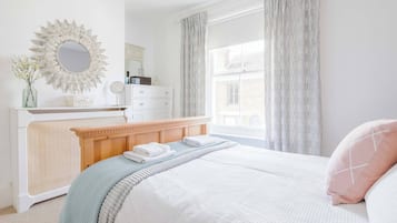 3 bedrooms, desk, iron/ironing board, travel cot