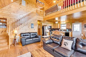 TV, fireplace, DVD player, books - Mtn-View Cabin: Deck & Pets Welcome in Murphy (Murphy)