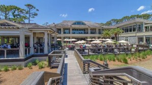 Un hôtel situé en bord de mer, doté d’espaces de restauration en plein air, d’une promenade couverte et d’une piscine.