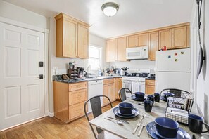 Fridge, microwave, oven, stovetop - Steps from Metro, Shops & Restaurants | Free parking | Smart Lock (Alexandria)