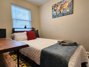 3 bedrooms, desk, iron/ironing board, free WiFi - Steps from Metro, Shops & Restaurants | Free parking | Full kitchen Washer/dryer (Alexandria)