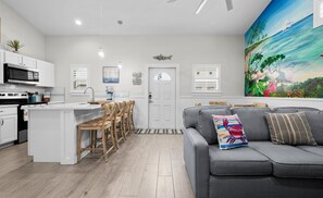 Smart TV - Family Summer Spot! @ The Crab Shack, Close Walk To Beach! Pool! Sunset Deck! (Corpus Christi)
