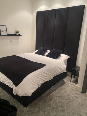 3 bedrooms, iron/ironing board, Internet - A 3 bedroom townhouse in Cheadle. (Cheadle)