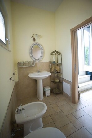 Chambre triple Deluxe | Salle de bain | Douche, douche cascade, séchoir à cheveux, bidet