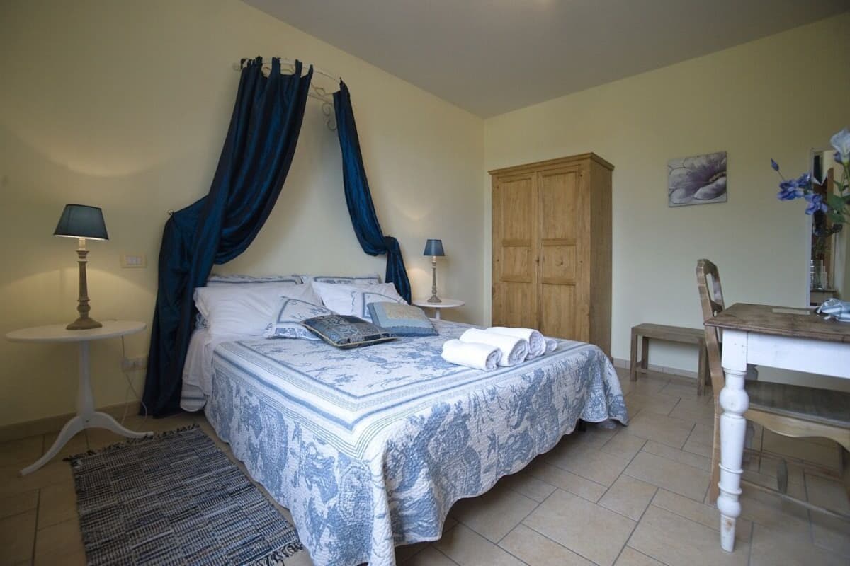 Une chambre à coucher avec un lit, une armoire en bois, un bureau et une chaise.