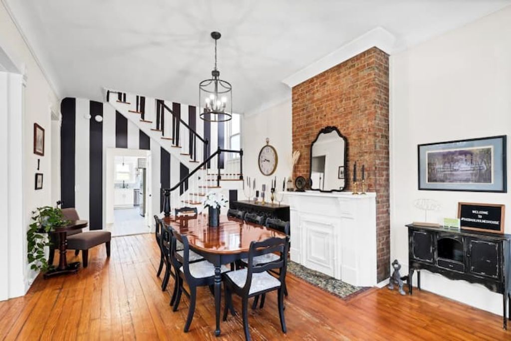 Stunning Victorian Home - prime location minutes from Louisville