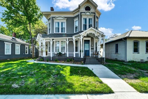 Stunning Victorian Home - prime location minutes from Louisville