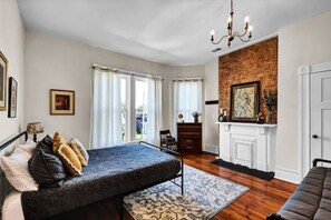 4 habitaciones, tabla de planchar con plancha y cuna de viaje