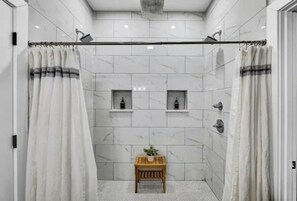 Dusche, Haartrockner, Handtücher, Seife