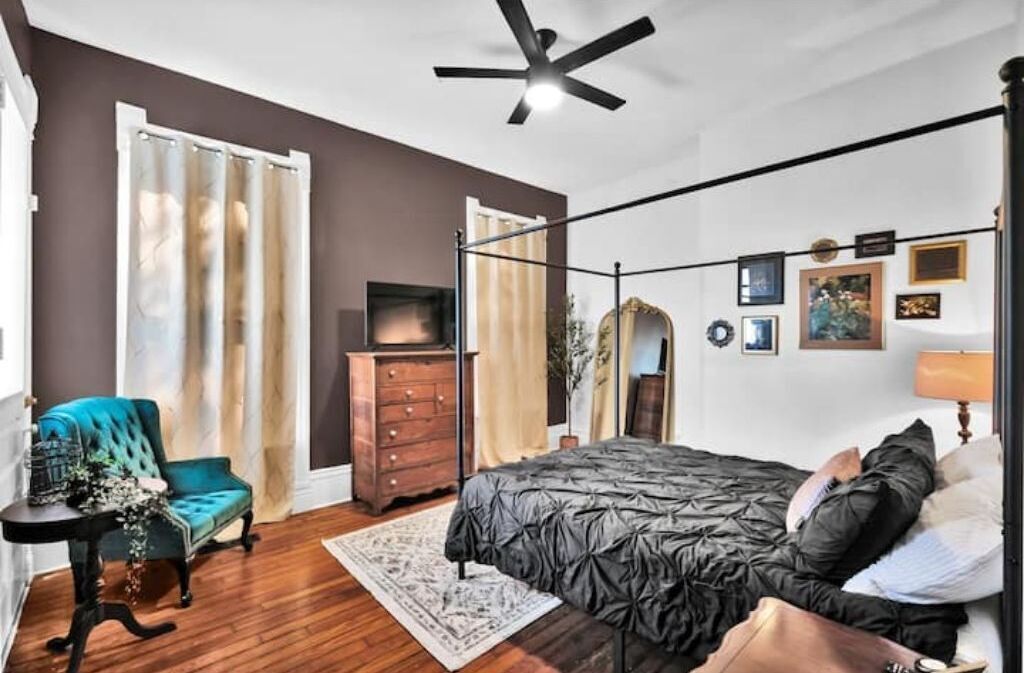 Stunning Victorian Home - prime location minutes from Louisville