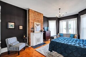 4 slaapkamers, een strijkplank/strijkijzer, reisbedje, gratis wifi