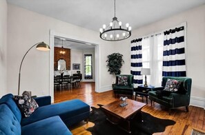 Smart TV, books - Stunning Victorian Home - prime location minutes from Louisville (Jeffersonville)