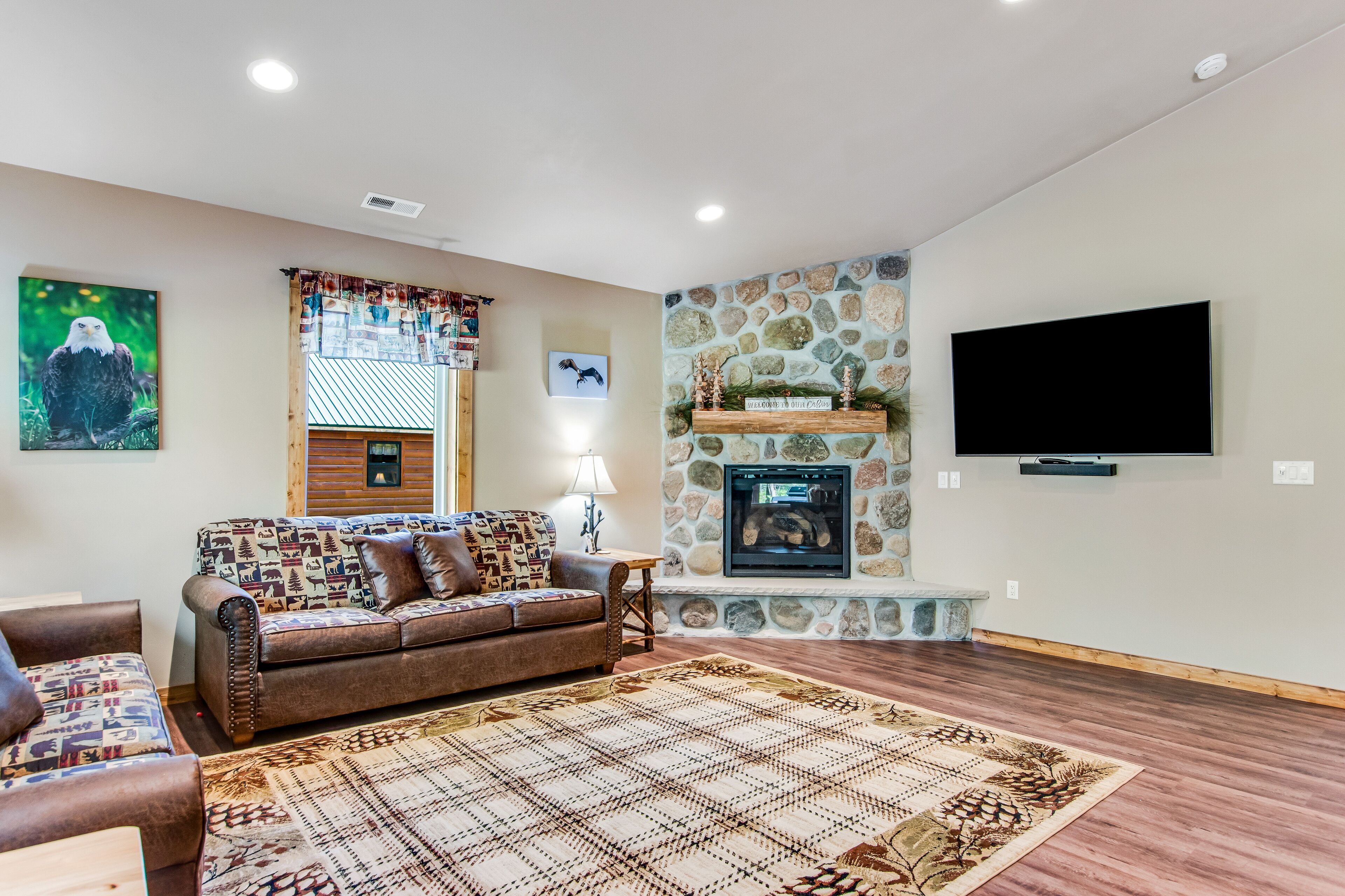 Charming dog-friendly cabin with fireplace, patio, grill, central AC, & W/D