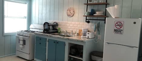 Réfrigérateur, four à micro-ondes, un four, surface de cuisson