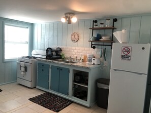 Jääkaappi, mikroaaltouuni, uuni, liesi