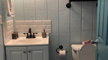 Een douche, een haardroger, handdoeken, zeep