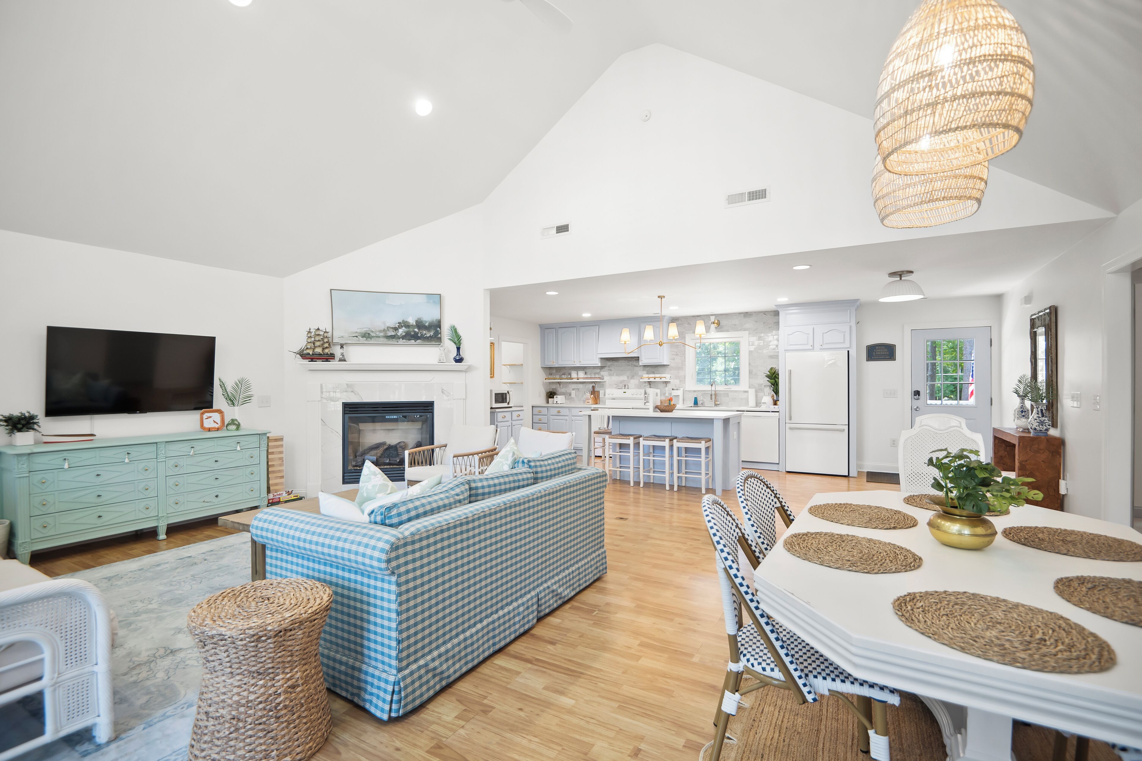 Waterfront. Private Dock for Boat. Pet-friendly. 10 mins to Downtown Oriental. 