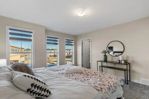 5 bedrooms, desk, iron/ironing board, travel crib