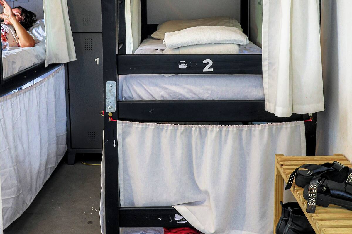 Un lit superposé à trois niveaux, numérotés de 1 à 3, dans une chambre de dortoir.