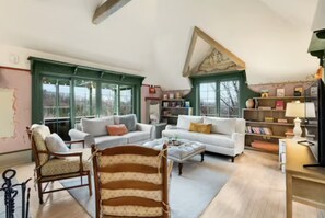 Televisión, chimenea y libros