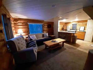 Living area - Cozy Log Cabin, Private but Close to Town (Hurley)