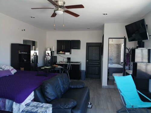 Penthouse with spectacular ocean view one block to beach and large Mercado 