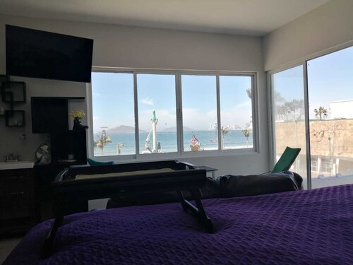 Penthouse with spectacular ocean view one block to beach and large Mercado 