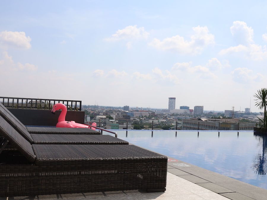 Una piscina al aire libre