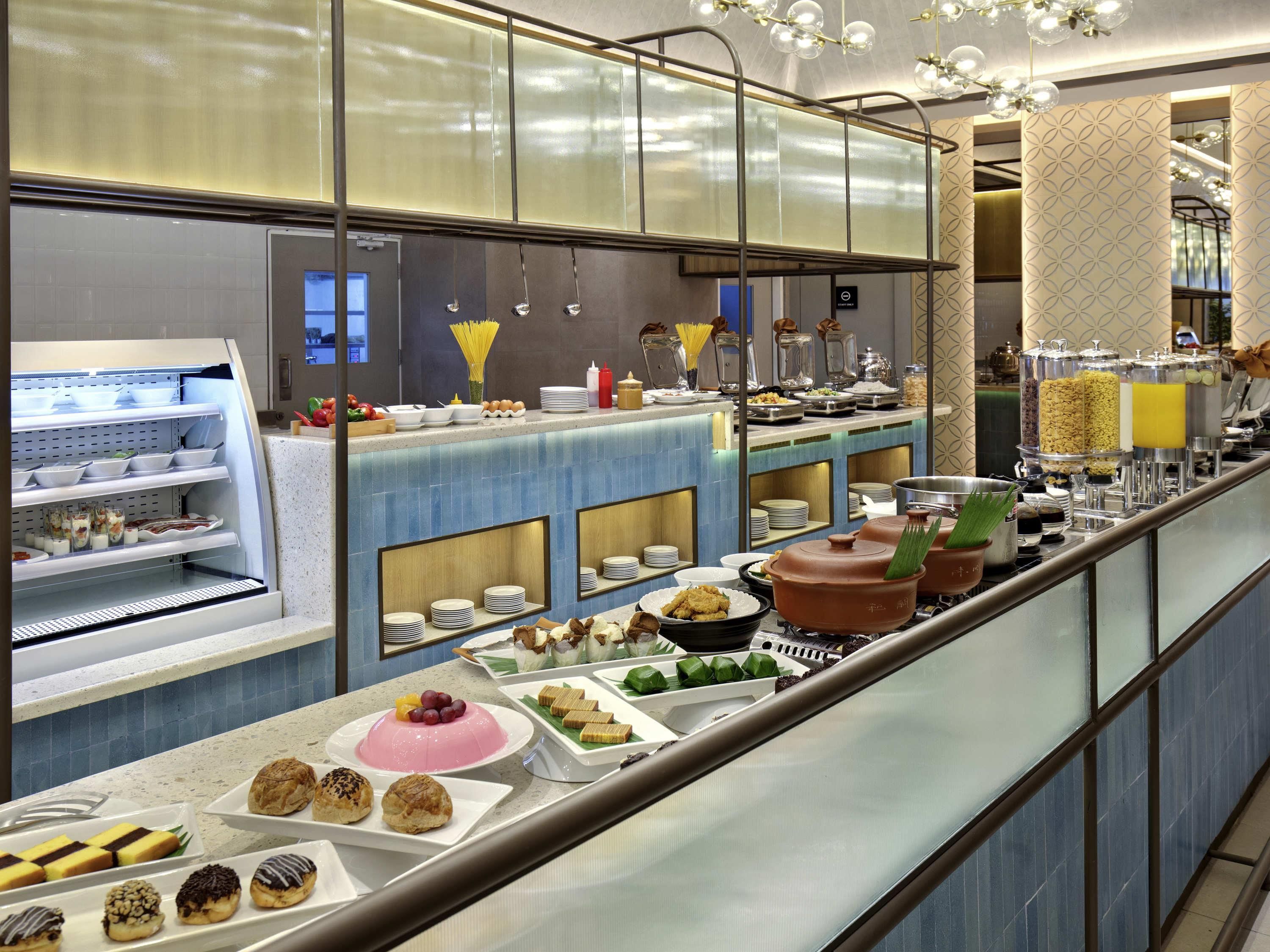 Un buffet proposant divers plats et un réfrigérateur.
