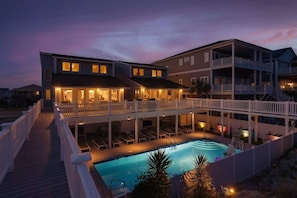 Ein mehrstöckiges Hotel mit Pool, Außenbereich und einer Terrassenfläche.