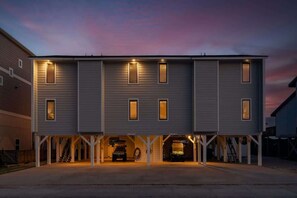 Ein zweistöckiges Gebäude mit Garage und überdachter Auffahrt.