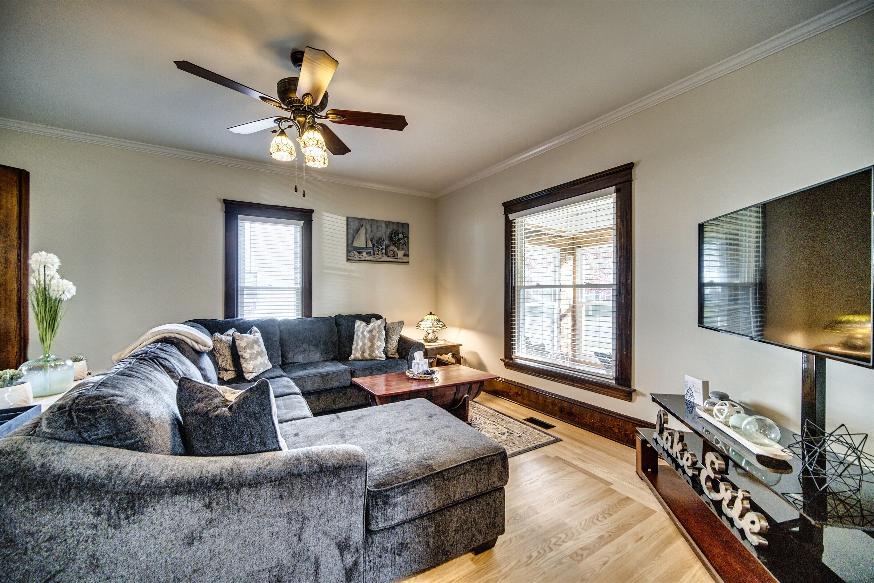 The Wanderlust Retreat - 3BR Luxurious Newly Renovated Lake Getaway