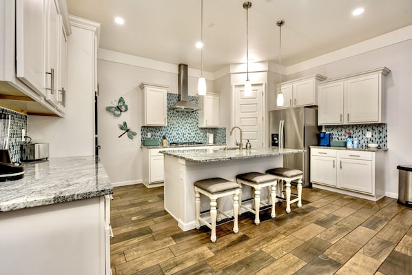 Jääkaappi, mikroaaltouuni, uuni, liesi