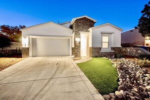 Exterior - 4 Bedroom Contemporary Model Home (Las Cruces)