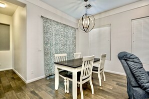 Dining - 4 Bedroom Contemporary Model Home (Las Cruces)