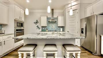 Geladeira, micro-ondas, fogão, cooktop