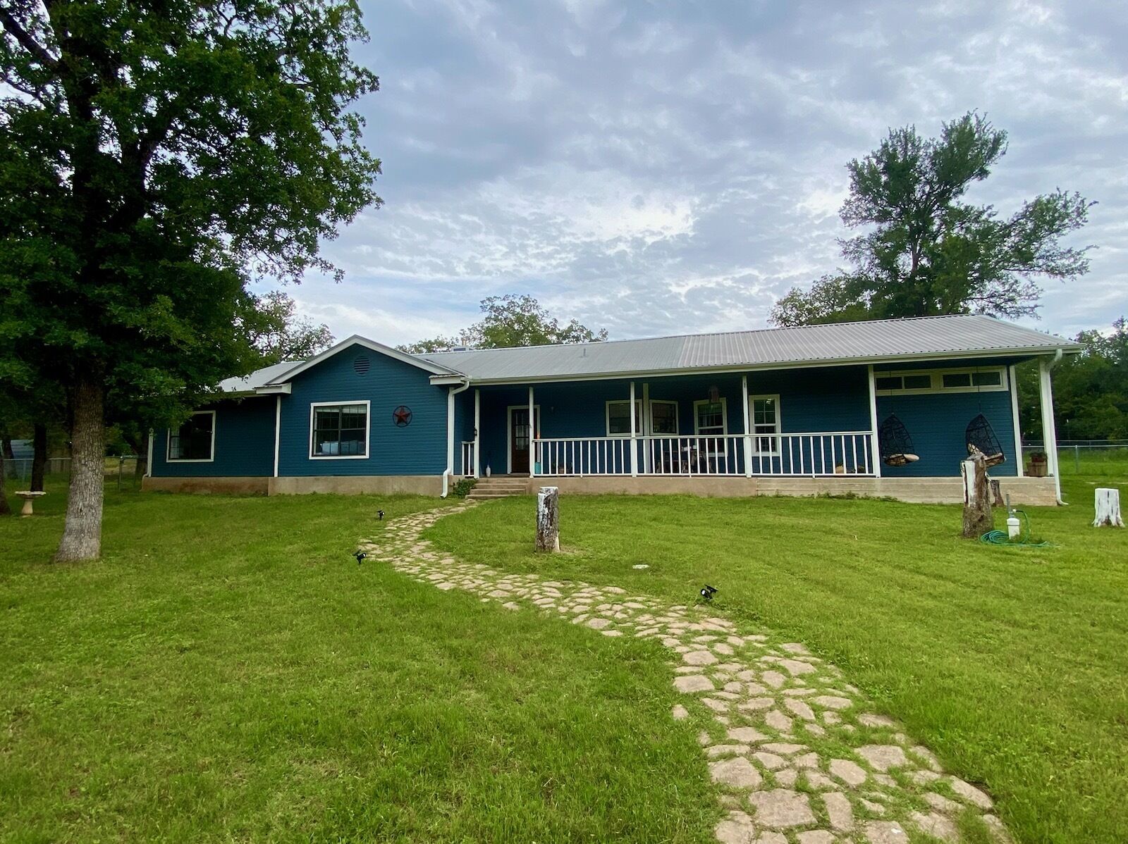 Cedar Creek Chateau, 15 mi from Downtown Austin, swings, treehouse, fun for all!