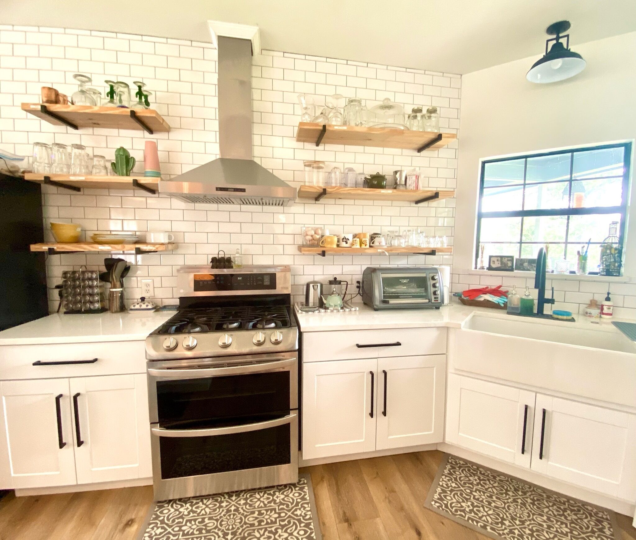 Cedar Creek Chateau, 15 mi from Downtown Austin, swings, treehouse, fun for all!