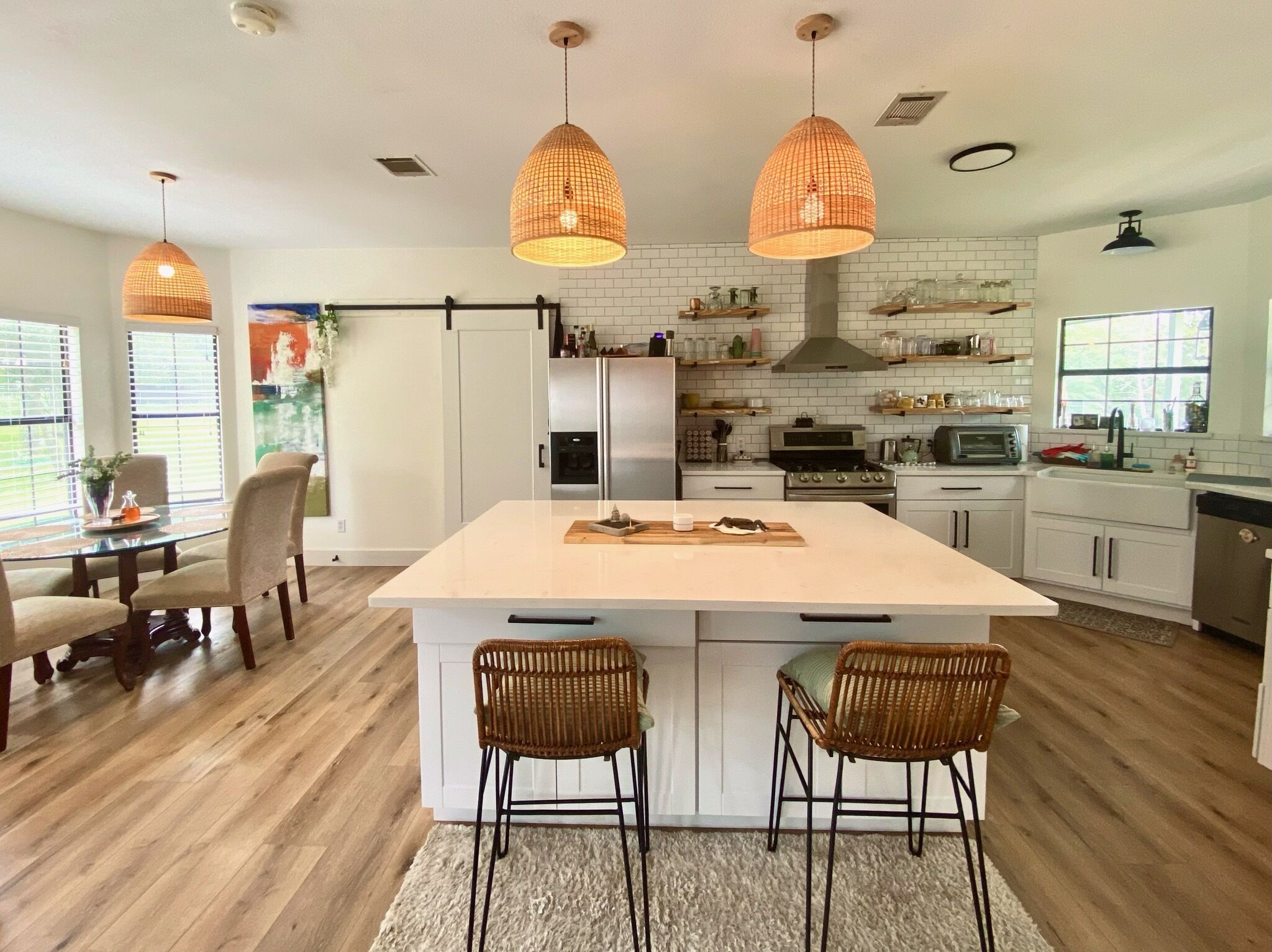 Cedar Creek Chateau, 15 mi from Downtown Austin, swings, treehouse, fun for all!