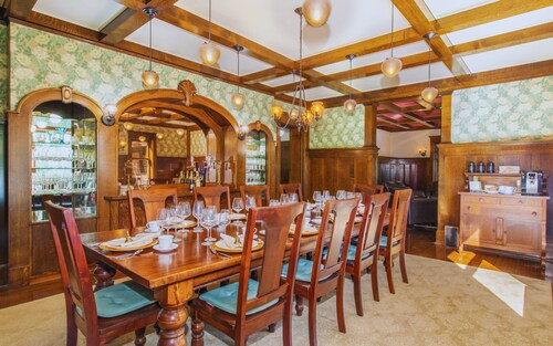 Luxurious & Historic 9-Bedroom Mansion, Ideal for Gatherings, Breakfast Included