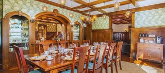 Luxurious & Historic 9-Bedroom Mansion, Ideal for Gatherings, Breakfast Included