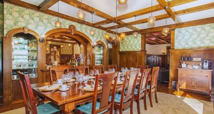Luxurious & Historic 9-Bedroom Mansion, Ideal for Gatherings, Breakfast Included