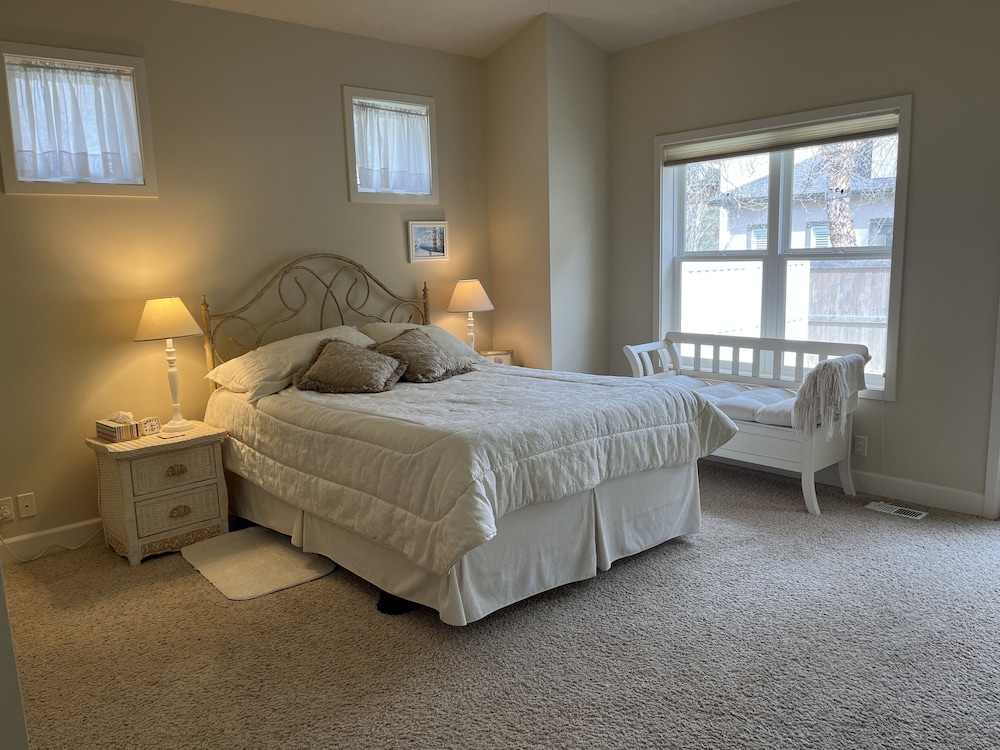 Beautiful 3B/3B home in quiet neighborhood close to Banbury Golf Course