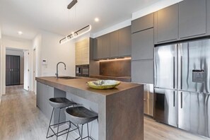 Fridge, oven, dishwasher, coffee/tea maker