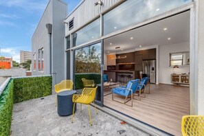 Outdoor dining - StayCentral - Prahran Penthouse - Mount St, Prahran - 2 Bedrooms, 2 Beds, 2 Bathrooms, 1 secure parking spot and a permit for street parking. (Prahran)