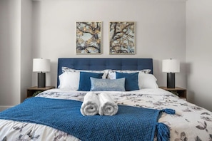 3 dormitorios, cortinas opacas, tabla de planchar con plancha
