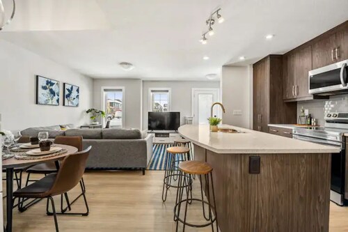 Stylish 3BR Townhouse by Airport~10% off on weekly & 15% off on Monthly stays!