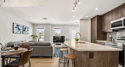 Stylish 3BR Townhouse by Airport~10% off on weekly & 15% off on Monthly stays!