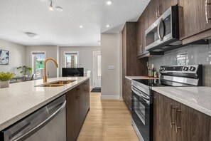 Kühlschrank, Mikrowelle, Ofen, Geschirrspüler