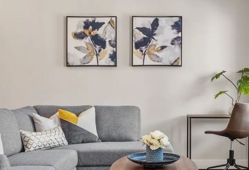 Stylish 3BR Townhouse by Airport~10% off on weekly & 15% off on Monthly stays!